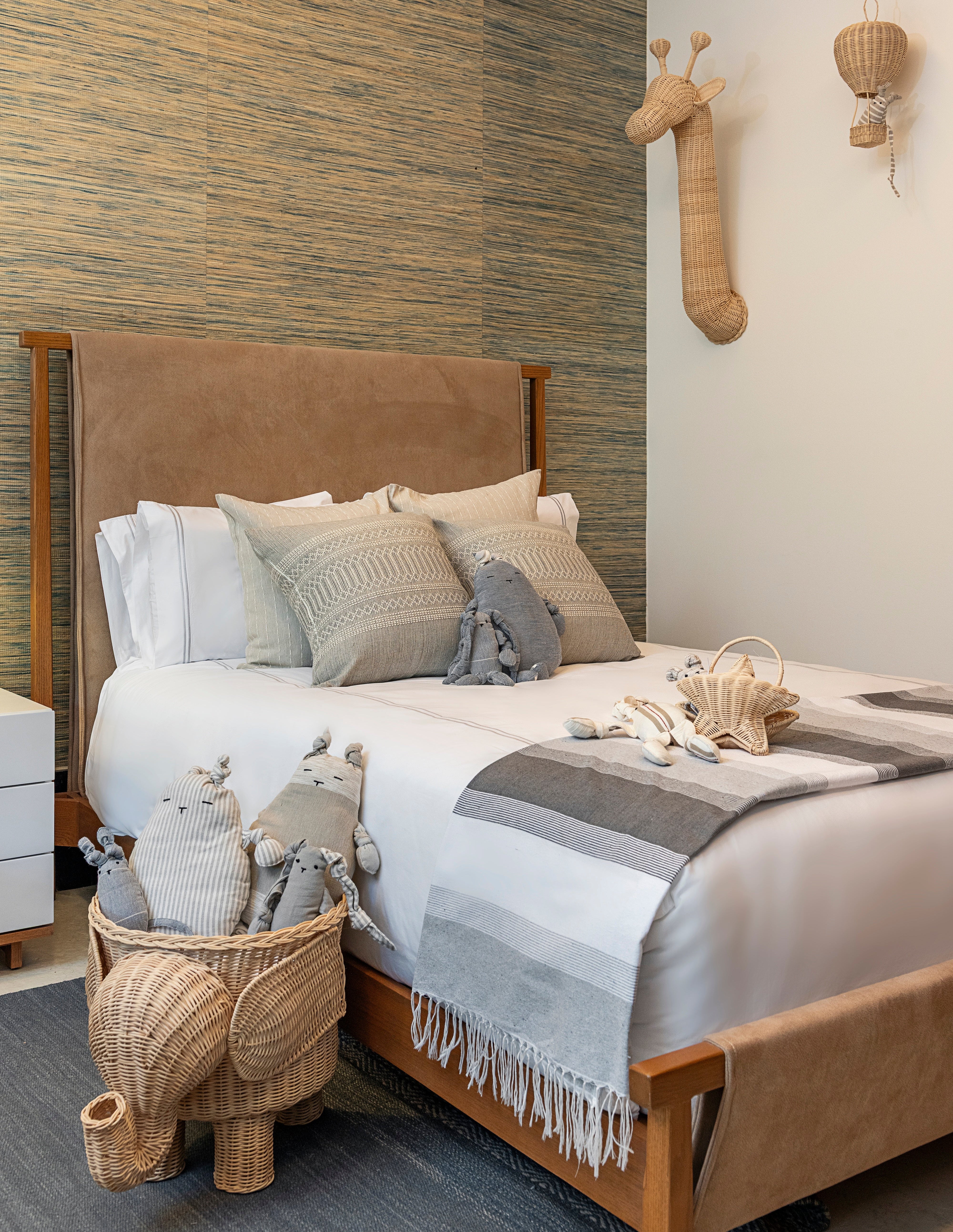 Luna the Giraffe - Modern Mexico